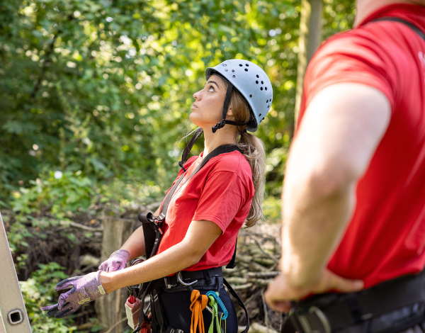 Zwei Mitarbeiter stehen im Empfangsraum und l�cheln in die Kamera