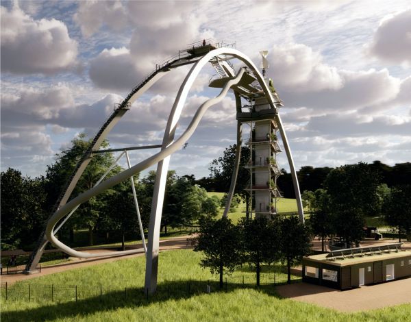 Eventmanagerin vor bepflanztem Turm und einer Veranstaltungsgesellschaft mit DJ